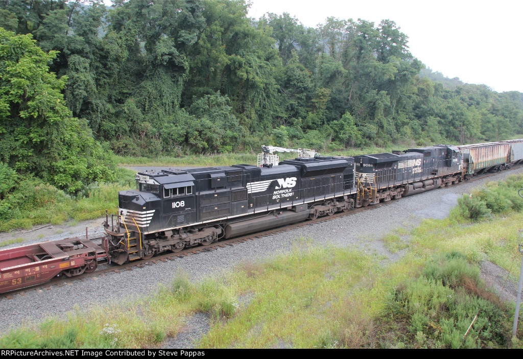 NS 1108 and 9088 as mid-train units on 15T